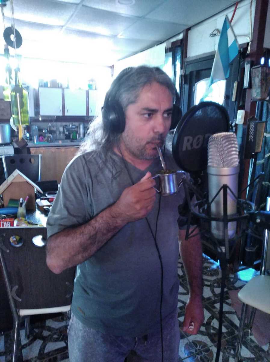 Osvaldo de Los del Norte Folclore tomando un mate delante del micrófono, por seguir cantando